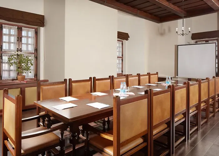 Monastyrski Centre מלון 3*